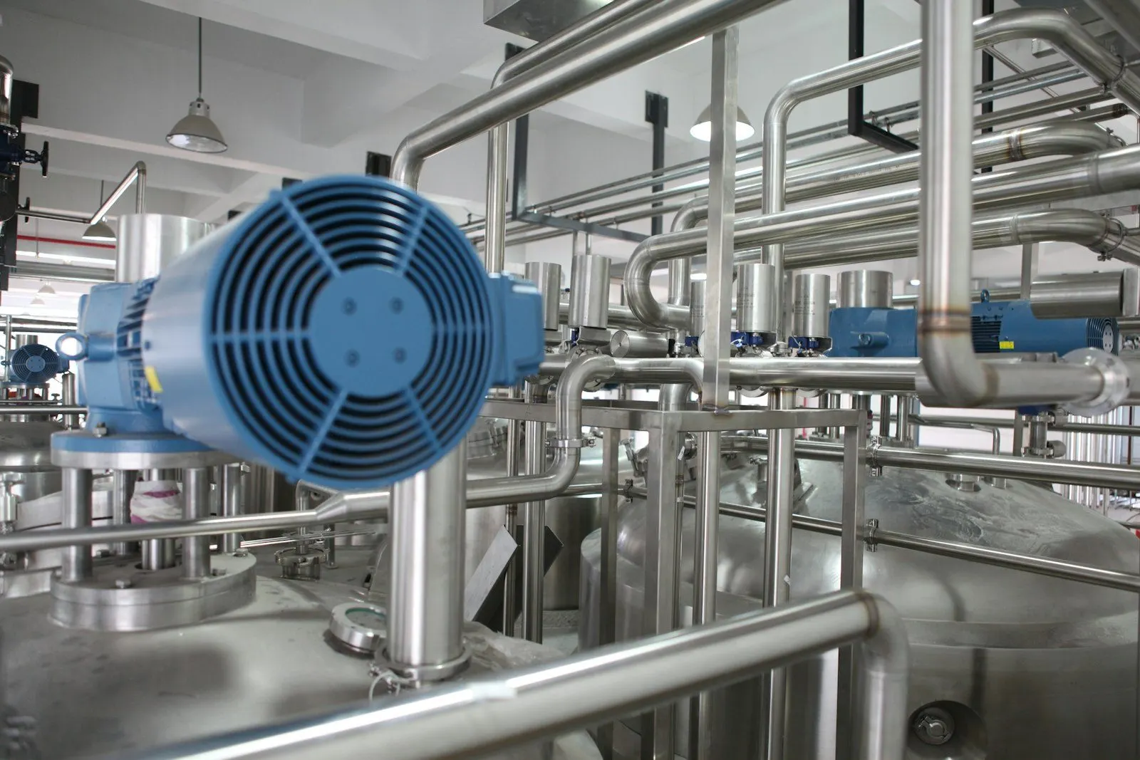 Motor con su ventilador instalado en una planta de proceso